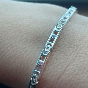 Sophisticated Silver Bracelet with Crystal Details